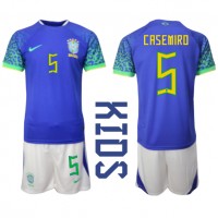 Billiga Brasilien Casemiro #5 Barnkläder Borta fotbollskläder till baby VM 2022 Kortärmad (+ Korta byxor)